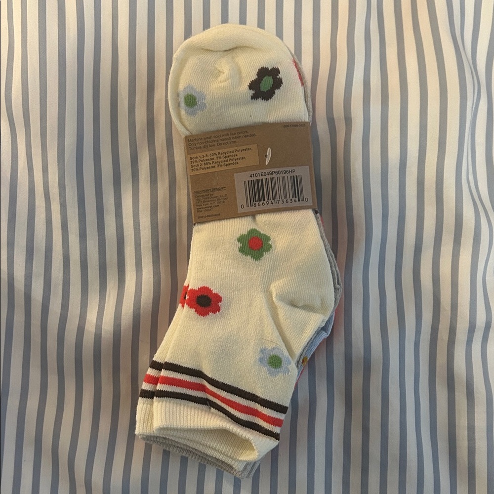Capri Socks - Multicolor Floral Design - Picture 2 of 4